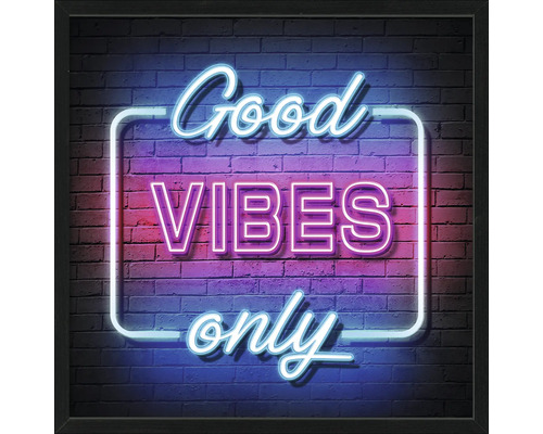 Decoratieve wanddecoratie met de tekst Good Vibes Only voor een bakstenen muur