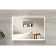 Verlichte badkamerspiegel met modern bad en decoratie voor een heldere sfeer.