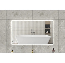 Badkamer met verlichte spiegel en bad