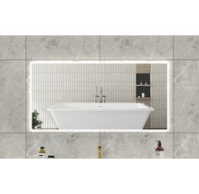 Badkamer met rechthoekige spiegel met verlichting, bad en tegels