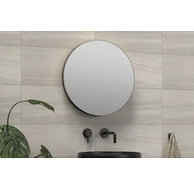 Badkamer met ronde spiegel, wastafelarmatuur en wandtegels