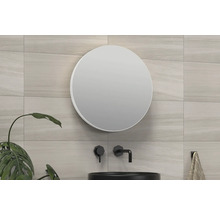 Badkamer met ronde spiegel, armaturen en tegels