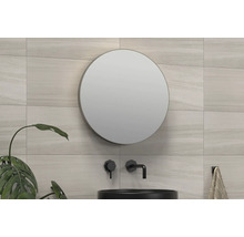 Moderne badkamer met ronde spiegel, waskom en wandtegels