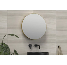 Moderne badkamer met ronde spiegel, kraan en planten