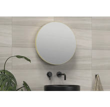 Badkamerscène met ronde spiegel, wastafel en wandtegels