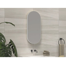 Moderne badkamer met ovale spiegel en lichte tegels