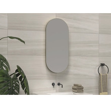 Lichte badkamer met langwerpige spiegel, wastafel en handdoeken.