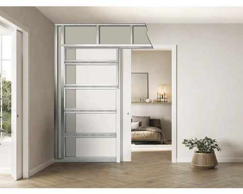 Interieurfoto van een kamer met een open schuifdeursysteem in de muur