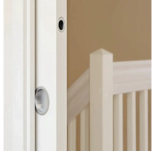 Detailopname van een schuifdeur met verzonken handgreep en slot