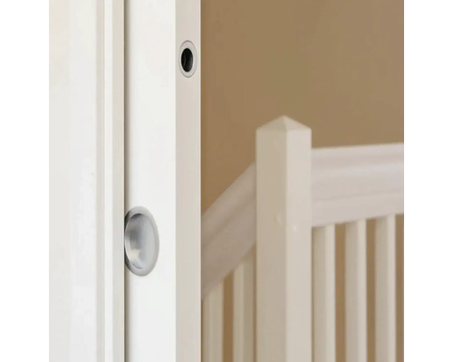 Detailopname van een schuifdeur met verzonken handgreep en slot