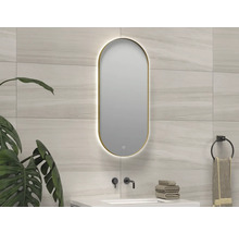 Badkamerscène met verlichte ovale spiegel, wastafel, kraan en handdoekhouder