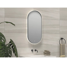 Ovale spiegel met ledverlichting in een badkamer