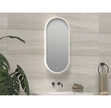 Badkamer met langwerpige spiegel en ledverlichting