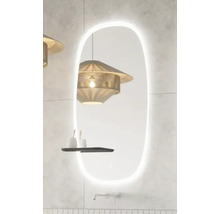 Verlichte, ovale spiegel in de badkamer met lamp en plank