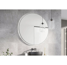 Badkamer met ronde spiegel, wastafel en hanglampen