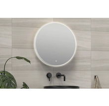 Badkamer met ronde spiegel met ledverlichting, wastafel en armaturen