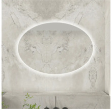 Ovale spiegel met achtergrondverlichting aan een muur met marmerstructuur