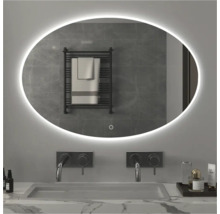 Badkameropstelling met ovale spiegel en LED-verlichting