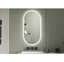 Moderne badkamer met ovale spiegel en verlichting