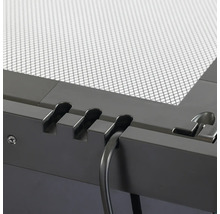 Detailopname van een kabelgoot met kabels