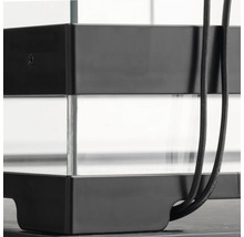 Detailopname van een aquarium met glazen bak en kabels