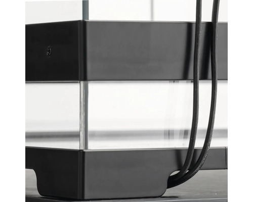 Detailopname van een aquarium met glazen bak en kabels