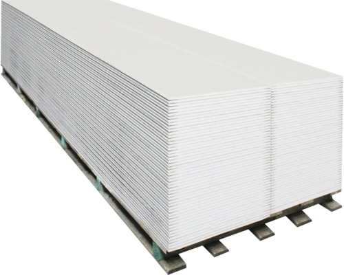 Stapel gipsplaten op pallet