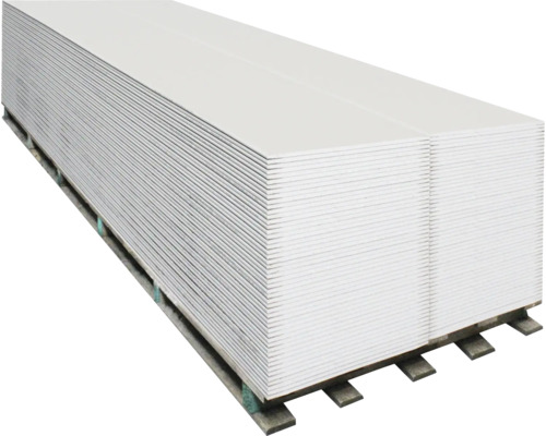 Stapel gipsplaten op een pallet