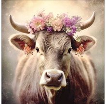 Portret van een koe met bloemen op haar hoofd
