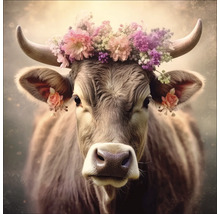 Portret van een koe met bloemversiering op het hoofd