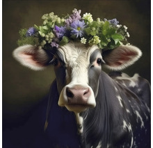 Portret van een koe met bloemenkrans