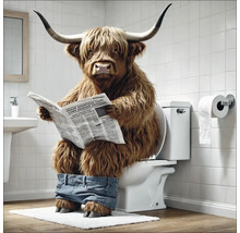 Een Schotse hooglander met een spijkerbroek zit op een toilet en leest een krant.