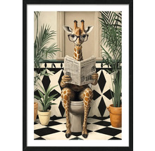 Ingelijste afbeelding van een giraffe met bril die op een toilet zit en een krant leest, omringd door planten