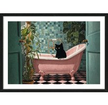 Ingelijste afbeelding van een badkamerscène met een zwarte kat in een roze badkuip