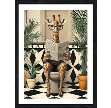 Ingelijste afbeelding van een giraffe met een bril, zittend op een toilet en een krant lezend, omringd door planten in een badkamer met dambordtegels.