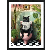 Ingelijste afbeelding van een kat die op een toilet zit en een krant leest, in een badkamer met planten