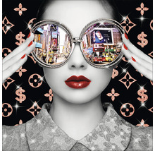 Vrouw met ronde brillenglazen die het beeld van een drukke stad weerspiegelen