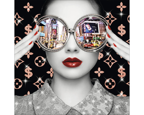 Vrouw met ronde brillenglazen die het beeld van een drukke stad weerspiegelen