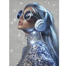 Vrouw met hoofdtelefoon en zonnebril