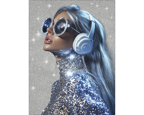 Vrouw met hoofdtelefoon en zonnebril