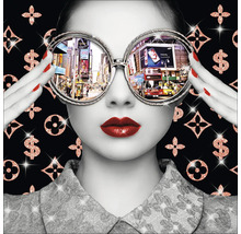 Decoratieve afbeelding van een vrouw met een spiegelende bril die een stadsgezicht reflecteert