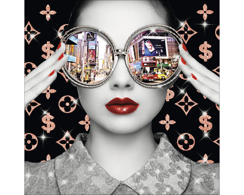 Decoratieve afbeelding van een vrouw met een spiegelende bril die een stadsgezicht reflecteert