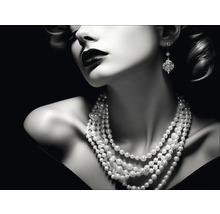 Close-up van een vrouw met een parelketting en oorbellen