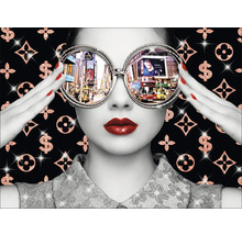 Decoratieve muurafbeelding met een vrouw met een bril die een stadsgezicht weerspiegelt