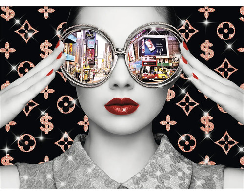 Decoratieve muurafbeelding met een vrouw met een bril die een stadsgezicht weerspiegelt