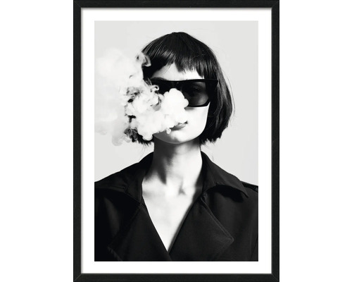 Zwart-wit portret van een vrouw met zonnebril en rook in haar gezicht, ingelijst