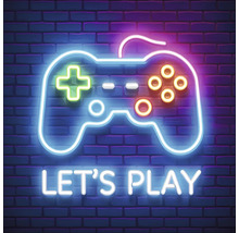 Oplichtende spelconsole met de tekst Let's Play tegen een bakstenen muur
