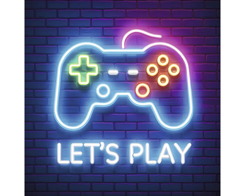 Oplichtende spelconsole met de tekst Let's Play tegen een bakstenen muur