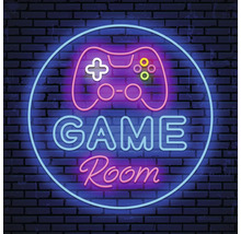 Neonreclame met het woord Game Room en een gamecontroller op een bakstenen muur