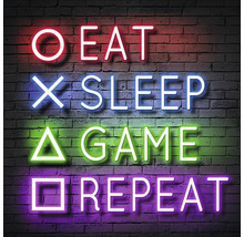 Neonreclame met het opschrift: Eten, Slapen, Spelen, Herhalen